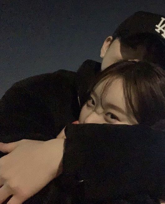 我很开心生命中有你。谢谢你每天陪伴我，让我感受到爱 我想让你知道我 直为你感到骄傲。我爱你，宝宝。