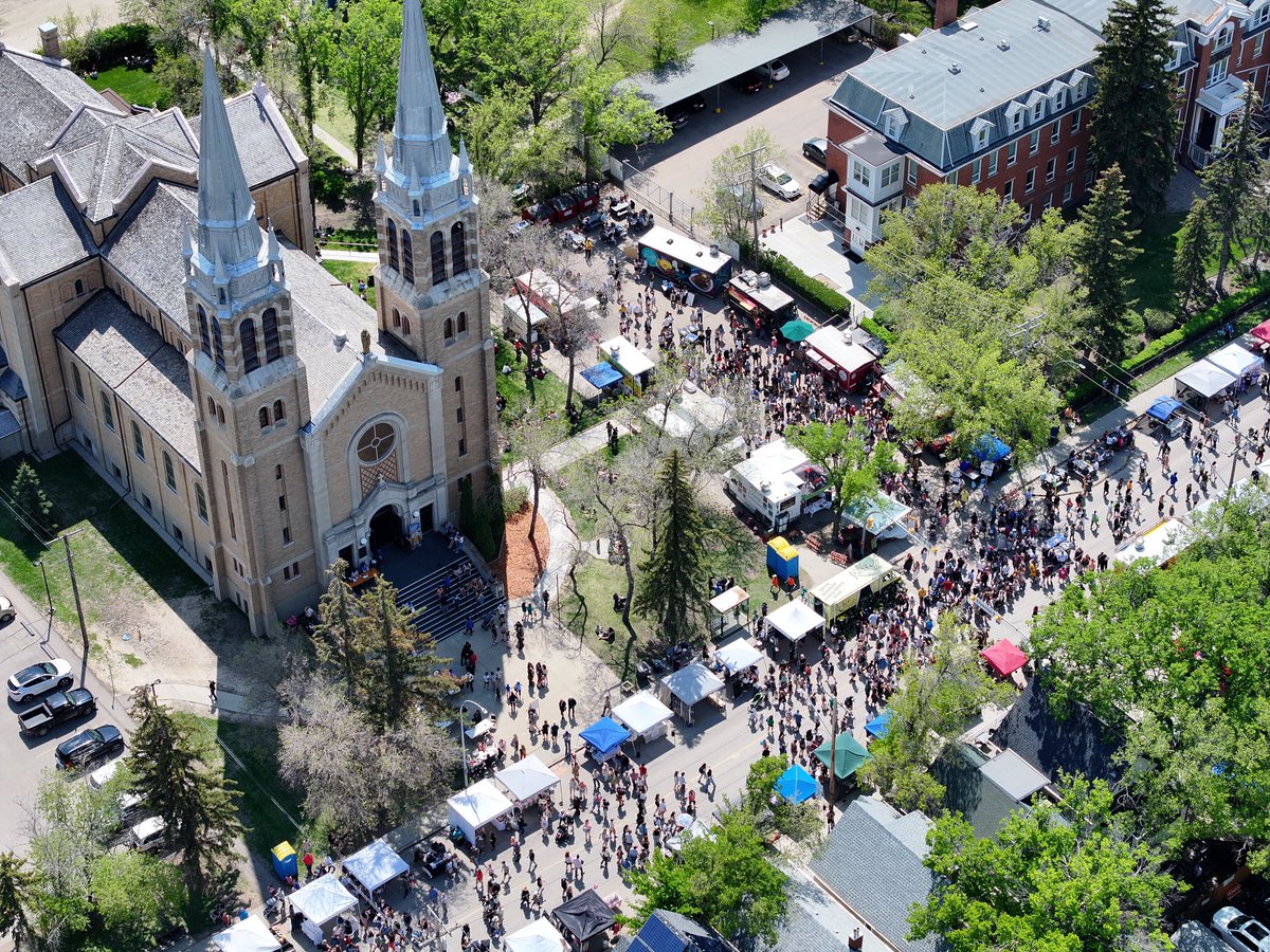 JustBins's tweet photo. Massive turnout for the Cathedral Village Arts Festival. https://t.co/61bHpdsCJW
