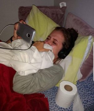 azuulbenitez_'s tweet image. yo desde mi casa viendo una transmision toda pixeleada del velez de lali