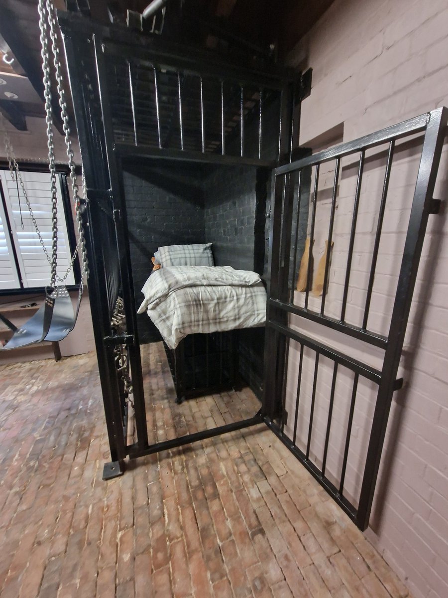 coach house  email address is   chdlincs@gmail.com
#rent #dungeon #kink #bondage