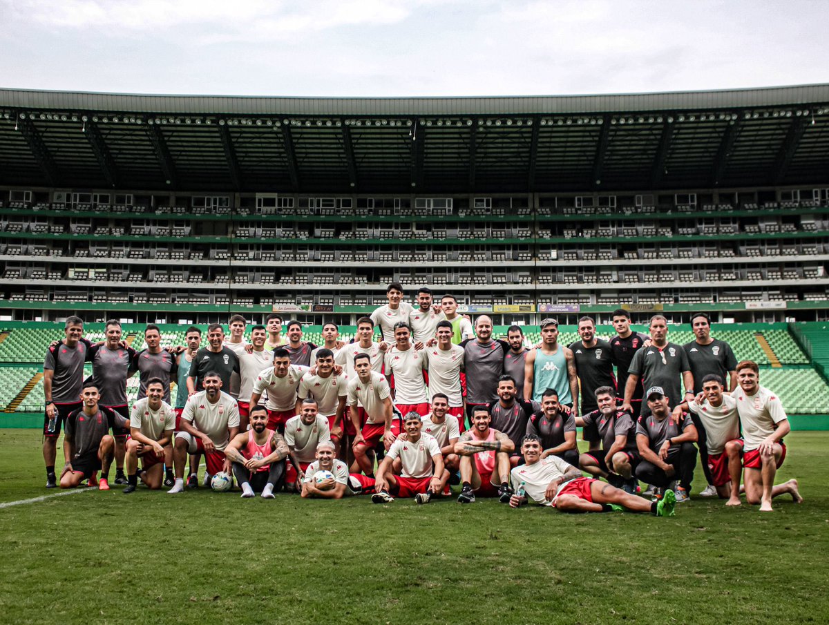 m_penacca's tweet photo. Este equipo tiene unos huevos ENORMES, se lo merecen al igual que todos los hinchas, un pasito más Globo, escalón por escalón. 🙏🏽🎈 https://t.co/1OBoZCnToL