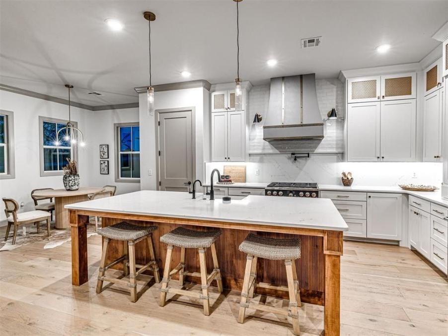 WyattPoindexter's tweet image. 👩‍🍳 Cook in style at 18443 Boardwalk Crossing, Norman! Quartz island, Café appliances &amp;amp; open flow—your kitchen dreams start here 🍷✨
Listed by Wyatt Poindexter – The Agency Oklahoma
🔗 18443Boardwalk.com
#18443BoardwalkCrossing #ChefKitchen #SelahOK