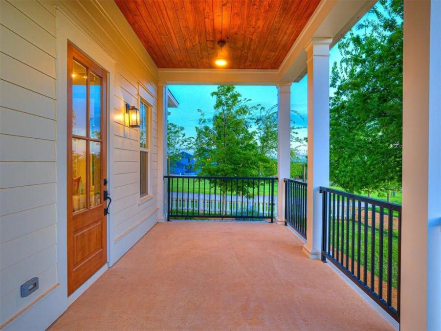 WyattPoindexter's tweet image. 👩‍🍳 Cook in style at 18443 Boardwalk Crossing, Norman! Quartz island, Café appliances &amp;amp; open flow—your kitchen dreams start here 🍷✨
Listed by Wyatt Poindexter – The Agency Oklahoma
🔗 18443Boardwalk.com
#18443BoardwalkCrossing #ChefKitchen #SelahOK