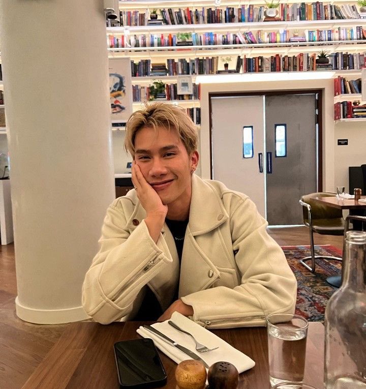 sapphosbl's tweet photo. like/retweet this if you love &amp; support tul pakorn 🩷 just trying to see something

#Tul_Pakorn  #ตุลย์ภากร @octotul https://t.co/WuXyfsBQ3S