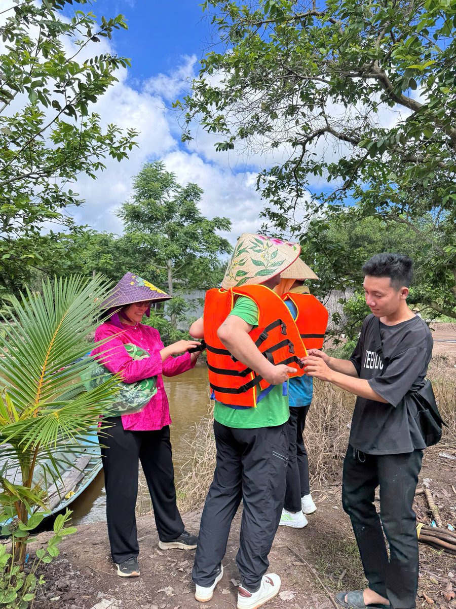 Hôm bữa mình dẫn khách đi vòng vòng trong xóm. Đi tới đâu, mình cũng giới thiệu cho khách biết đó là cây gì, có công dụng ra sao. Gặp cây xoài, cây mít, hay thậm chí là cây chuối, khách đều trầm trồ, suýt xoa rồi đòi chụp hình cùng cho bằng được.

Khách nói với