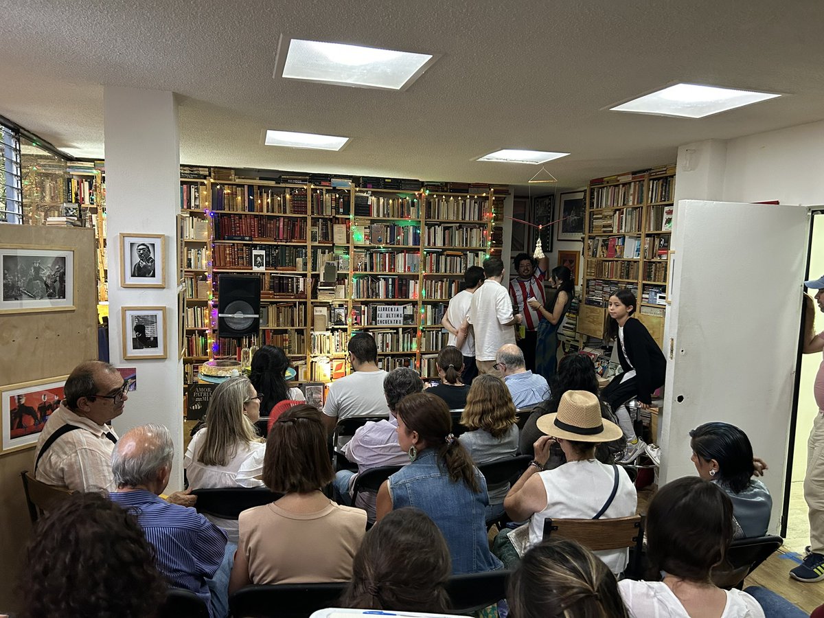 E l ú l t i m o e n c u e n t r o 📚 (@ultimolibreria) on Twitter photo La calma antes de la tormenta en Puebla 45, casa de El último encuentro y el lado “B” de <a href="/sirandalibros/">Siranda Librería Anticuaria</a>. La calma antes de la tormenta en Puebla 45, casa de El último encuentro y el lado “B” de <a href="/sirandalibros/">Siranda Librería Anticuaria</a>.