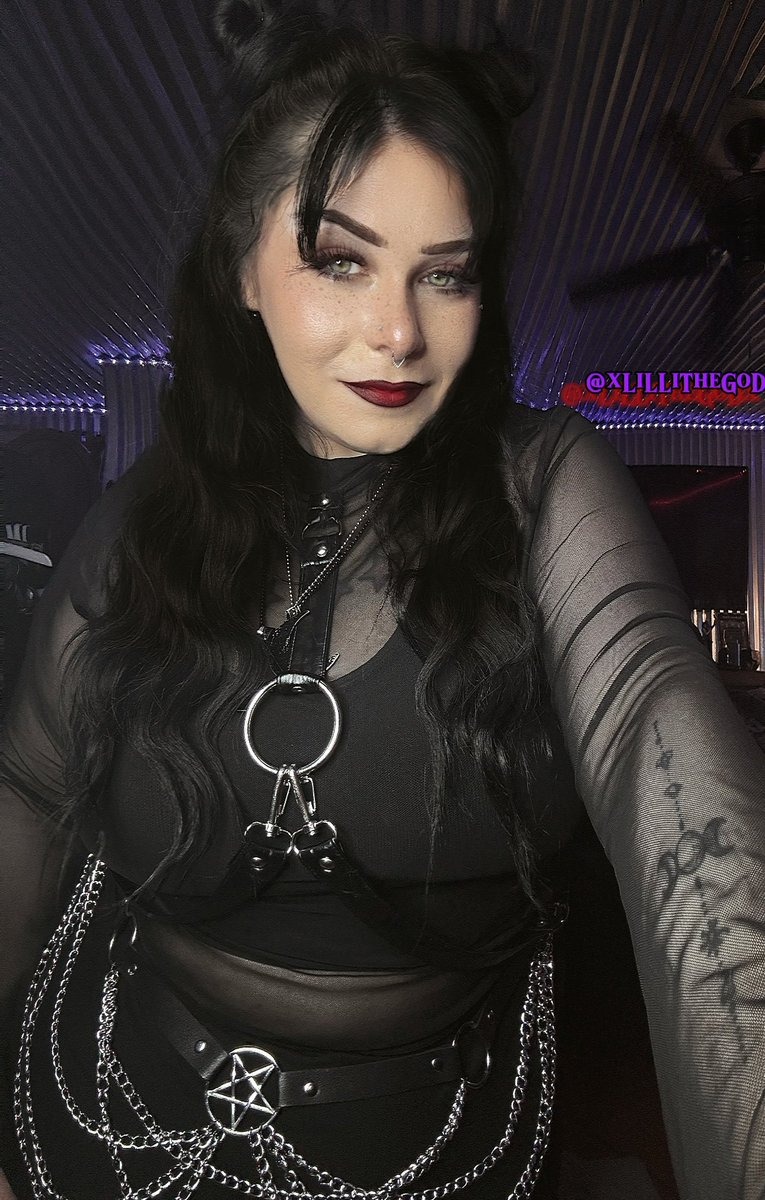 Would you: Smash?? Or pass?? 🧐 
Like, comment &amp; RT if you’d like a free 
Nude in your DMs! 🖤