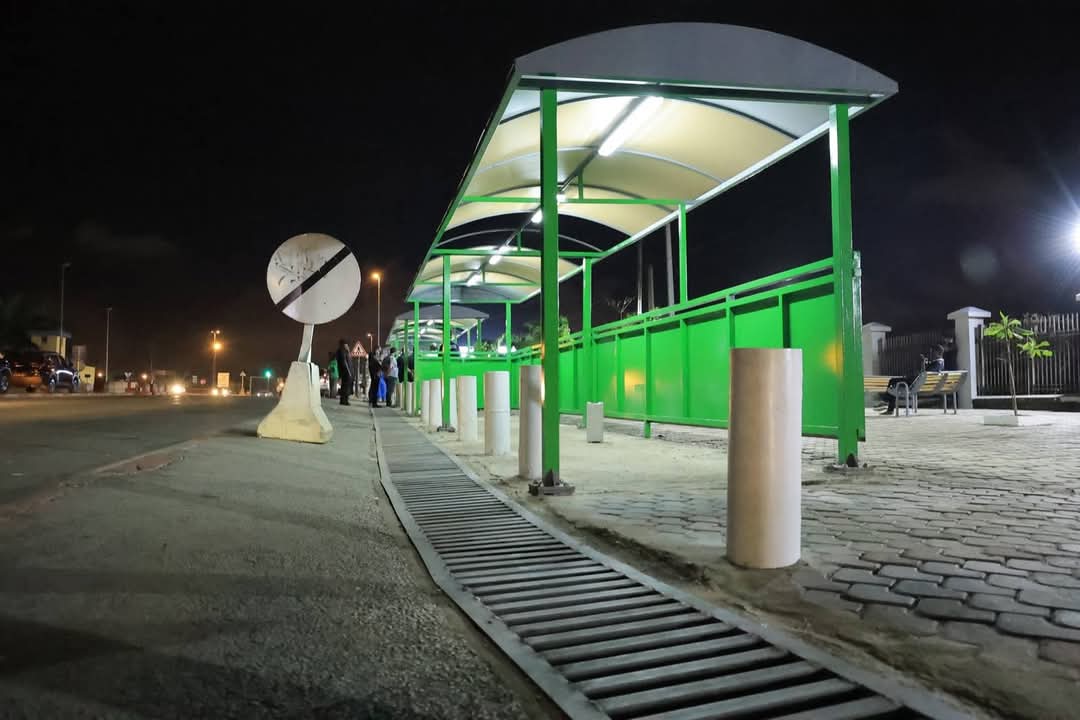 IbrahimaBacongo's tweet photo. Clap de fin d’une journée marathon, ce samedi 24 mai 2025, sur les différents chantiers en cours dans le District.
Elle s’est achevée par une visite des travaux d’aménagement des abords de l’Université Félix Houphouët-Boigny.
#WeekendTerrain #AbidjanAutrementCestpossible #Nousytravaillons #DéveloppementUrbain #DistrictAutonomeDAbidjan