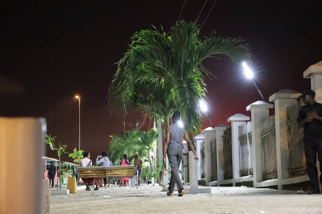 IbrahimaBacongo's tweet photo. Clap de fin d’une journée marathon, ce samedi 24 mai 2025, sur les différents chantiers en cours dans le District.
Elle s’est achevée par une visite des travaux d’aménagement des abords de l’Université Félix Houphouët-Boigny.
#WeekendTerrain #AbidjanAutrementCestpossible #Nousytravaillons #DéveloppementUrbain #DistrictAutonomeDAbidjan