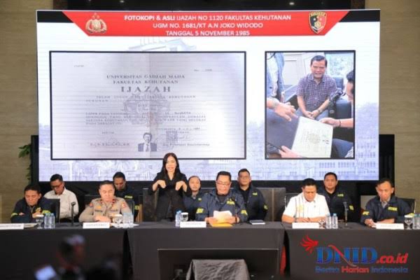 <a href="/DivHumas_Polri/">Humas Polri</a> Pak Polisi nanya ,  dari foto konferensi pers dibawah ini. Manakah yg  "IDENTIK" dan "tidak IDENTIK". 😁?
