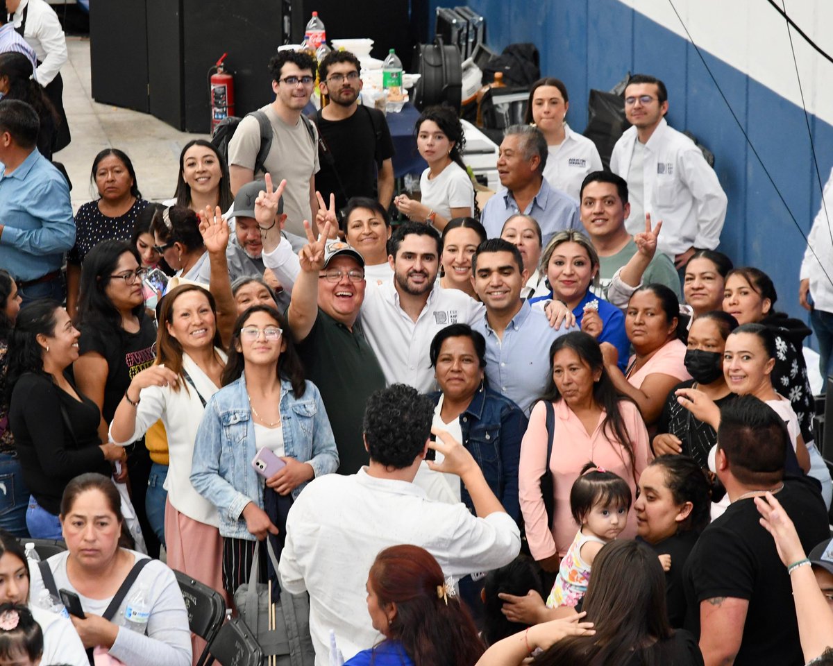 agusdorantes's tweet photo. Celebramos 10 años de #EstampidaAzul Acompañé al Gobernador @makugo a reconocer y agradecer a quienes han sido parte de la historia del PAN en Querétaro
Seguiremos trabajando de la mano en beneficio de todas las familias del estado https://t.co/INpHThjq9V