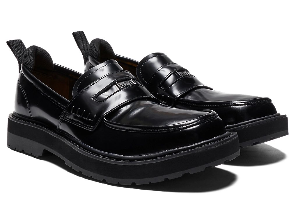 MOMOが履いてるオニツカタイガーのローファー、シャレにならないぐらい