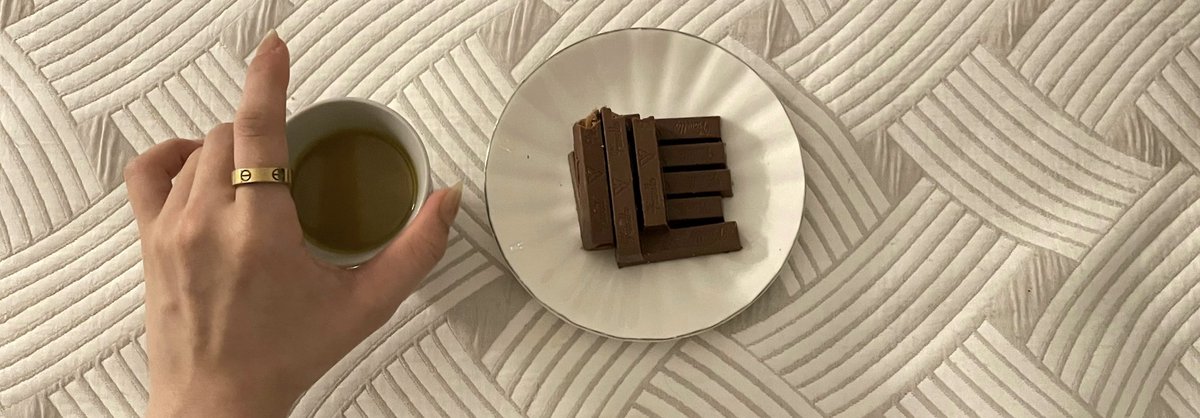 _أتُحِبينني!؟ 
_أُحِبُ القهوة؛ رائحَتها؛ مذاقهَا واحتِسائَها.