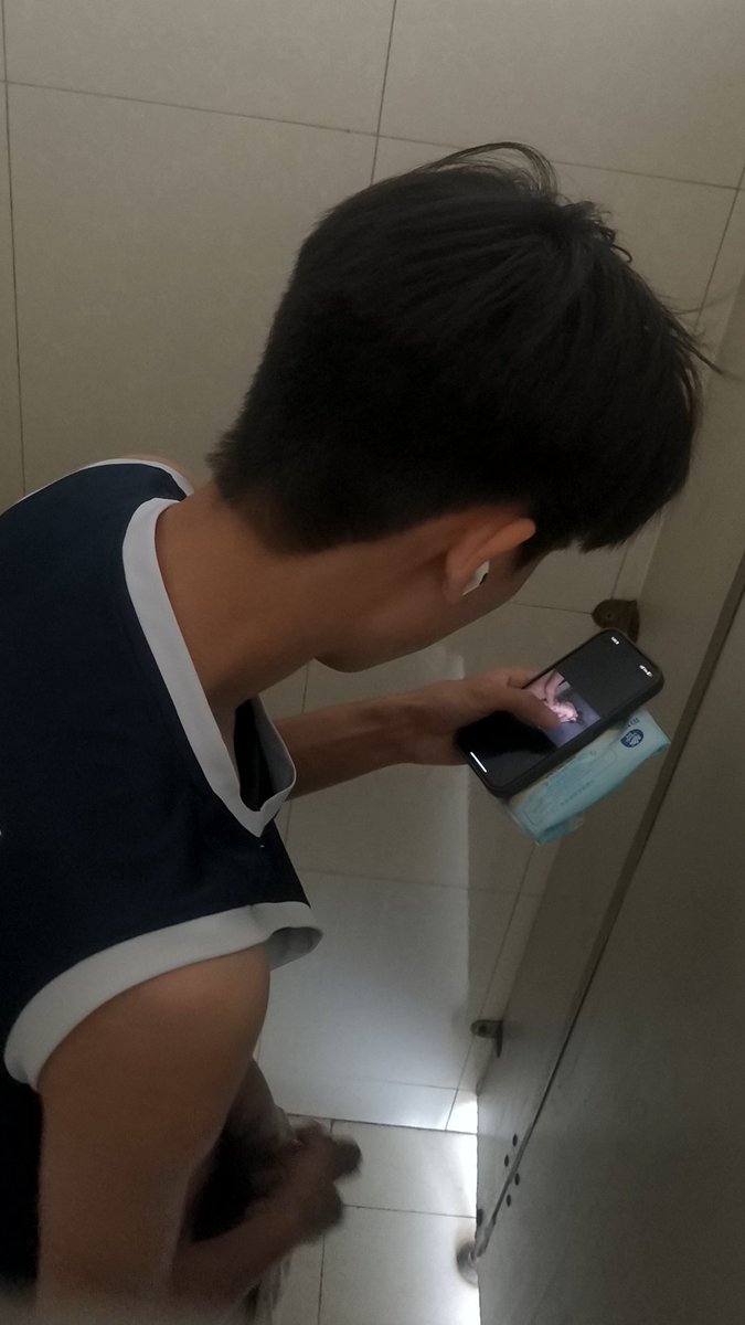 dxushgnczh1's tweet photo. 上厕所拉屎，隔壁 #篮球体育生 #男大学弟 听着声音不对，就看见了他在 #��飞机 #厕所偷拍直男飞机 #厕所偷拍 15min，胳膊都举酸了，有偿出，想要 #完整版私信 白嫖勿扰！ #宿舍系列  #特殊癖好 #黑皮体育生 #黑皮弟弟 #大黑鸡巴 #撸射 出我个人拍的 #资源 #优质视频 #骚狗 #m #狗儿子 #狗m #奴才 https://t.co/3rEZ97HqWG