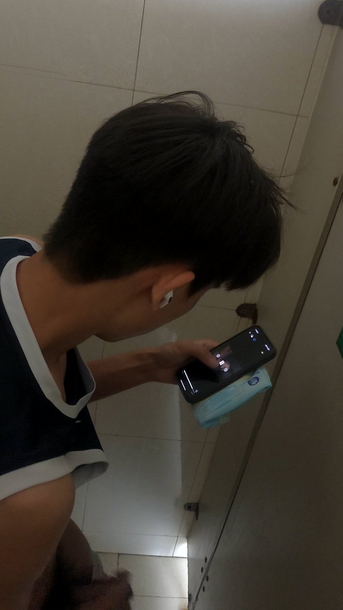 dxushgnczh1's tweet photo. 上厕所拉屎，隔壁 #篮球体育生 #男大学弟 听着声音不对，就看见了他在 #��飞机 #厕所偷拍直男飞机 #厕所偷拍 15min，胳膊都举酸了，有偿出，想要 #完整版私信 白嫖勿扰！ #宿舍系列  #特殊癖好 #黑皮体育生 #黑皮弟弟 #大黑鸡巴 #撸射 出我个人拍的 #资源 #优质视频 #骚狗 #m #狗儿子 #狗m #奴才 https://t.co/3rEZ97HqWG