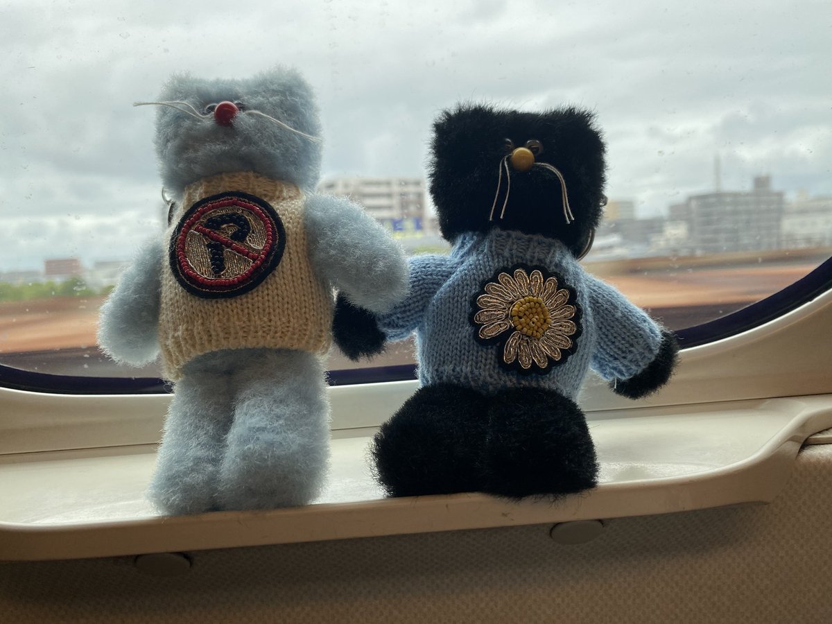 FUKUOKA &gt;&gt;&gt; OSAKA
KARINGCHY &gt;&gt;&gt; GIYONGCHY
いざübermensch第2戦の地へ🐉💕

今回の往路は嫌いな新幹線で🚄
乗り慣れないから間に合わないとこだった💦ほんと危なかった😵‍💫もう汗だく！

私のモナ&amp;ミーも忘れず同行🧸
ドキドキしてるっ💓
