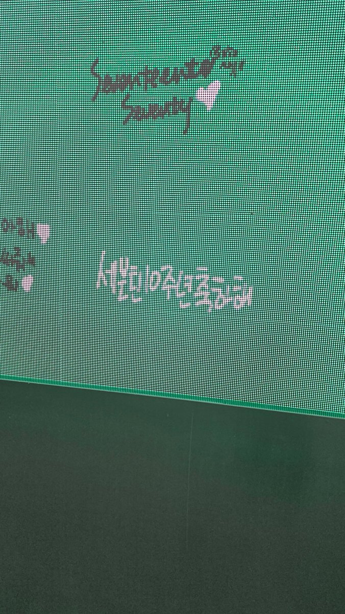 samoon_woozi's tweet photo. 일찍 왔다고 생각했지만 줄 엄청 길어요🤣
공복인데 괜찮으려나...?
세븐틴을 향한 사랑이 이길까? 아님 내 공복이 이길까?

#SEVENTEEN #세븐틴 #HAPPY_BURSTDAY
#SVT_10TH_B_DAY https://t.co/gM6RMUEoo9