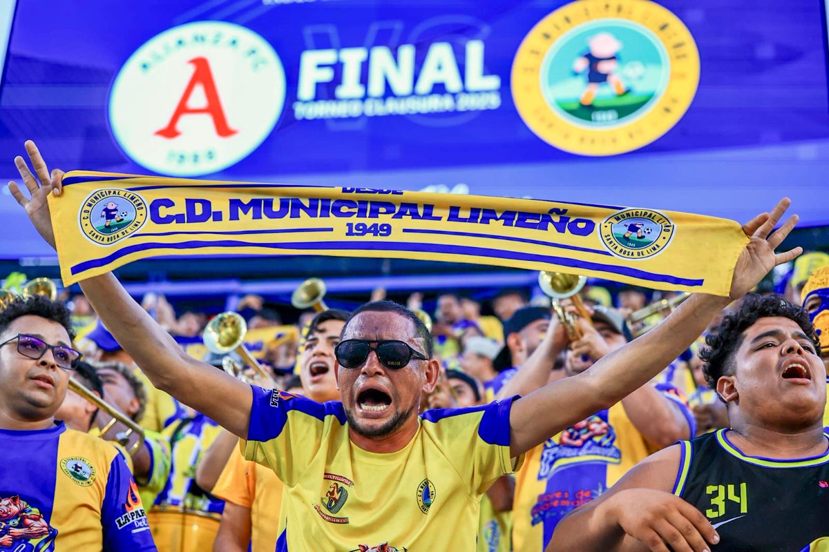 INDES El Salvador (@indeselsalvador) on Twitter photo #Fútbol ⚽️ | Comienzan los actos de protocolo previo al duelo por el título del Torneo Clausura 2025 de la @primerafutbolera entre <a href="/AlianzaFC_sv/">Alianza Fútbol Club</a> y <a href="/CDMLimeno/">Club Deportivo Municipal Limeño</a>, que tiene como sede el icónico Estadio Nacional Jorge “El Mágico” González.
#ConstruyendoElCamino #Fútbol ⚽️ | Comienzan los actos de protocolo previo al duelo por el título del Torneo Clausura 2025 de la @primerafutbolera entre <a href="/AlianzaFC_sv/">Alianza Fútbol Club</a> y <a href="/CDMLimeno/">Club Deportivo Municipal Limeño</a>, que tiene como sede el icónico Estadio Nacional Jorge “El Mágico” González.
#ConstruyendoElCamino