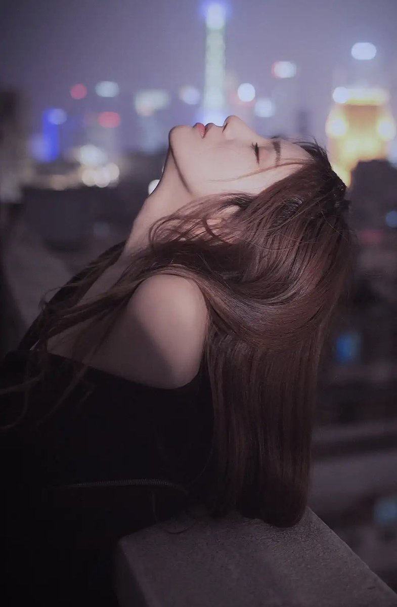 وبالرغم من غموض الكبرياء 
أحببتك بطريقة لا احد يفهمها سِواك !