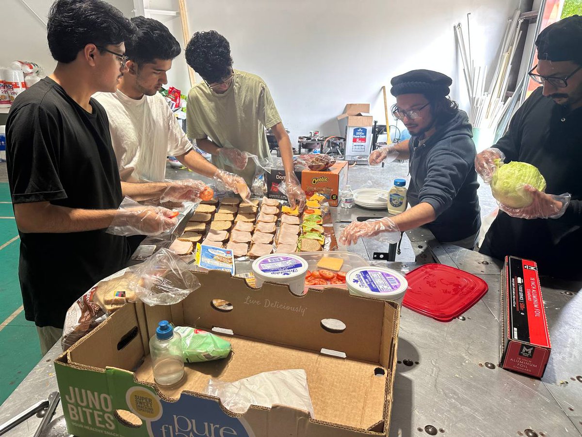 Ahmadiyya_GEO's tweet photo. GA Jamaat held its 2nd Khidmat-e-Khalaq food drive today—44 sandwiches were distributed to the homeless in Atlanta. The need was overwhelming. InshaAllah, we aim to serve even more next time. Jazakallah to all volunteers! #ServeHumanity #Atlanta https://t.co/uChDC0A9Lt