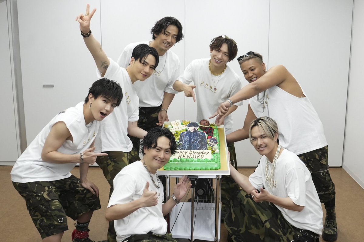 ___okayu_1995's tweet photo. 見ての通り出てきた瞬間隆二の金髪ビジュに
前の席の女の子隆二推しだったんだろうけど
腰抜かして崩れたのすげぇわかる
自分もやばいって思った普通に

7人揃ってる状態でステージ横に来て至近距離で
観れたのでもう悔いはないです https://t.co/AMd7sBjBt8