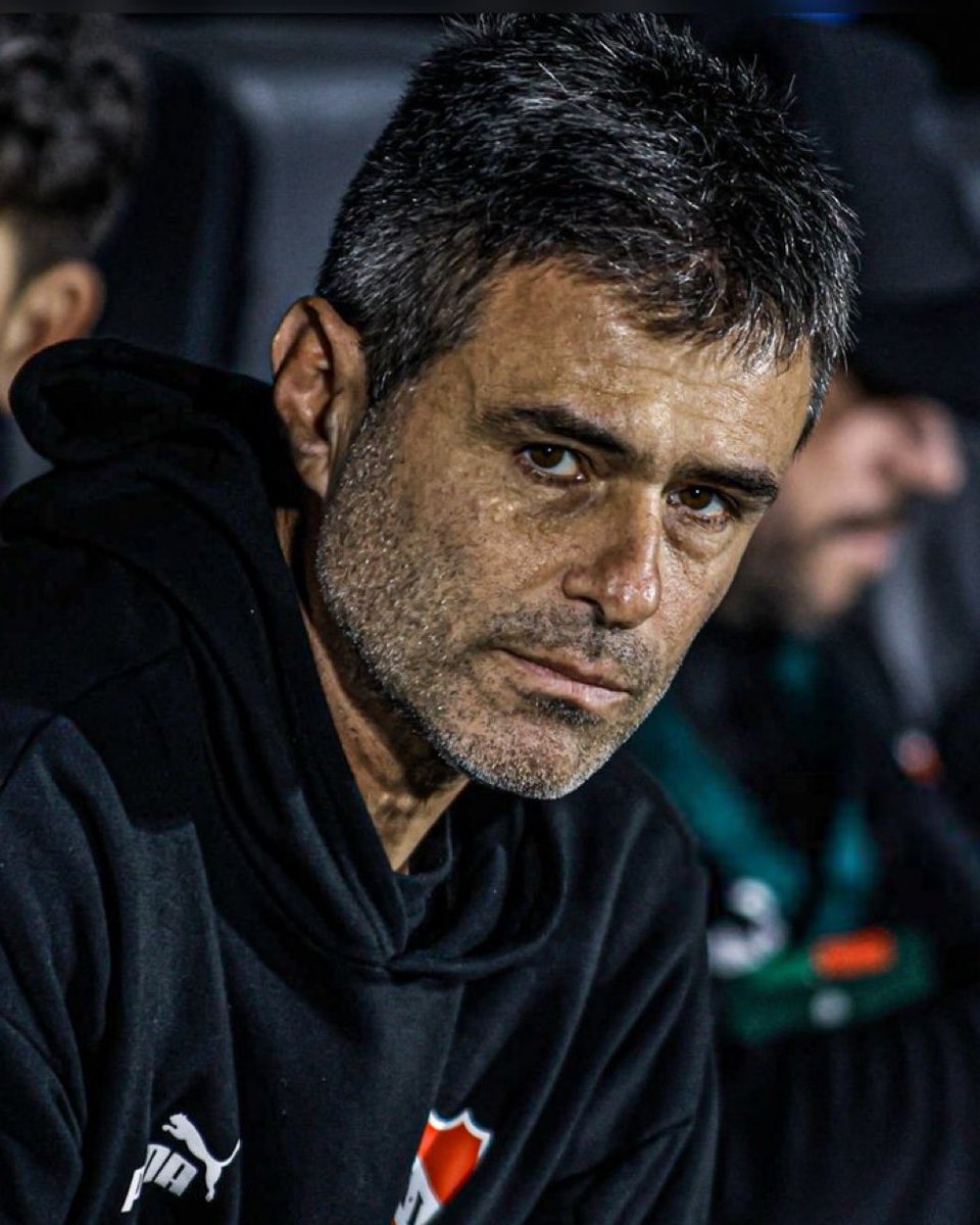 Independiente creció por Julio Vaccari. Tiene identidad, le llega a los jugadores, la gente lo quiere e hizo crecer a todos.
Si los dirigentes de Independiente no le desmantelan el equipo y le dejan elegir sus refuerzos, va a pelear el campeonato siguiente. Señor DT.