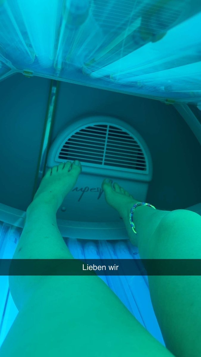 xmadlen_schx's tweet photo. „Unter der Sonnenbank schmelzen nicht nur Gedanken… sondern auch Hemmungen. ☀️🔥“

Warm auf der Haut, das Licht streichelt jede Kurve – ich liege da, fast nackt, ganz bei mir.

#sunnypleasure #heissundverboten #getragenehaut #uvverführt #sinnlichesonntag https://t.co/rX95taxGGU