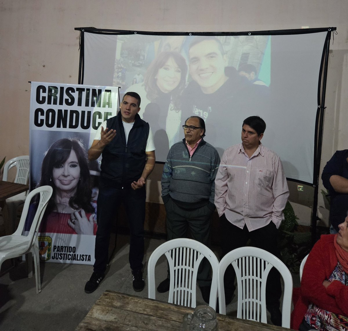 AleMeloOk's tweet photo. Nos escuchamos, compartimos y nos organizamos llevando siempre en alto las banderas del amor y la Solidaridad como Nestor y @CFKArgentina nos enseñaron. 

Agradezco a las vecinas y vecinos por la invitación y el cariño de siempre.! ✌️🇦🇷 https://t.co/Dze8lU0fvp