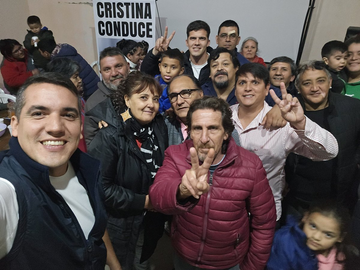 AleMeloOk's tweet photo. Nos escuchamos, compartimos y nos organizamos llevando siempre en alto las banderas del amor y la Solidaridad como Nestor y @CFKArgentina nos enseñaron. 

Agradezco a las vecinas y vecinos por la invitación y el cariño de siempre.! ✌️🇦🇷 https://t.co/Dze8lU0fvp