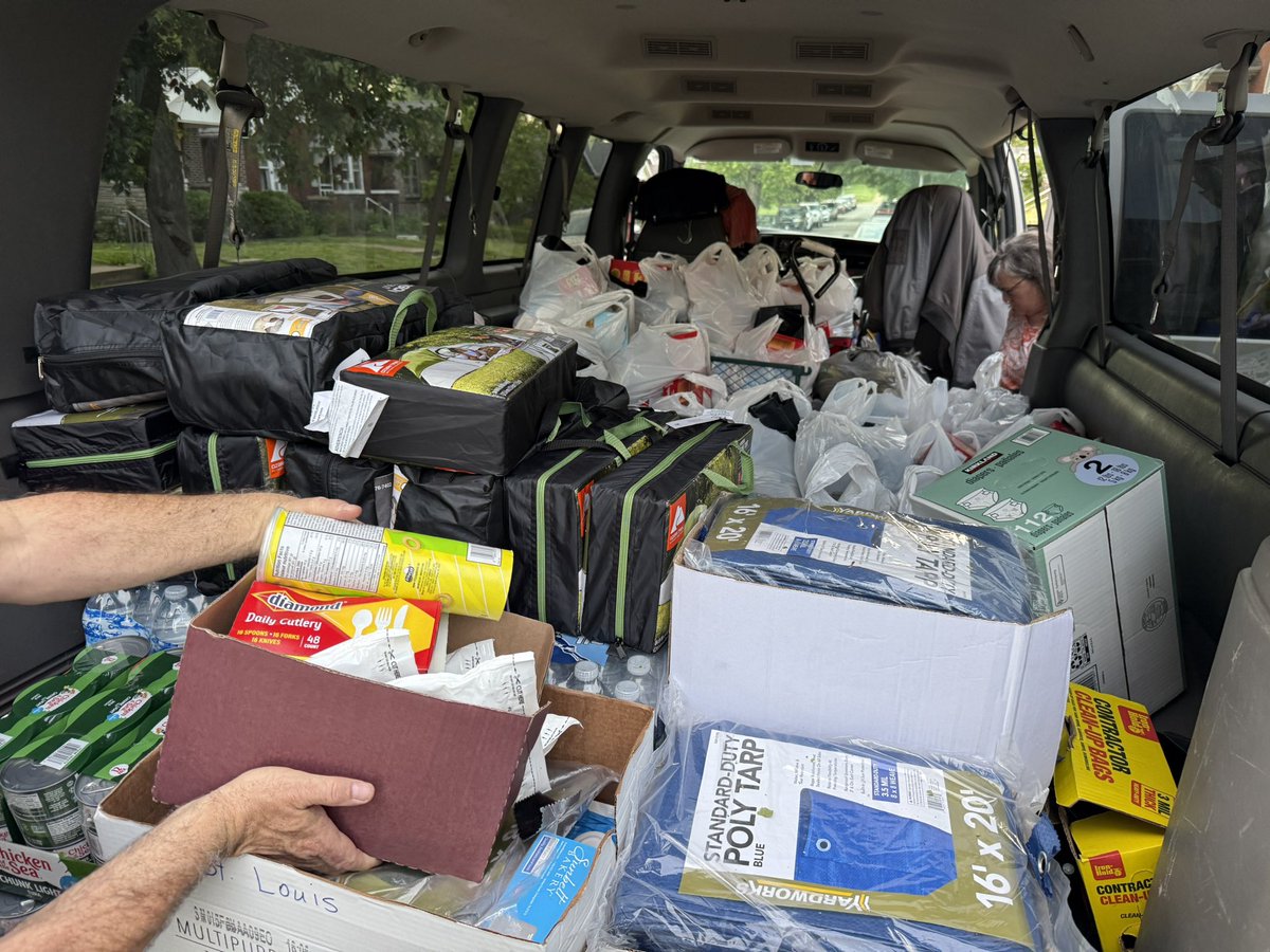 MarkMaxwellTV's tweet photo. My parents, both in their 60s, spent all day Friday stopping at every big box store they could to buy up enough supplies to fill this van. Then, they drove from Chicago to deliver tarps, tents, food and supplies to my St. Louis neighbors in need. We need more people like them. https://t.co/Ohjlnz9nir
