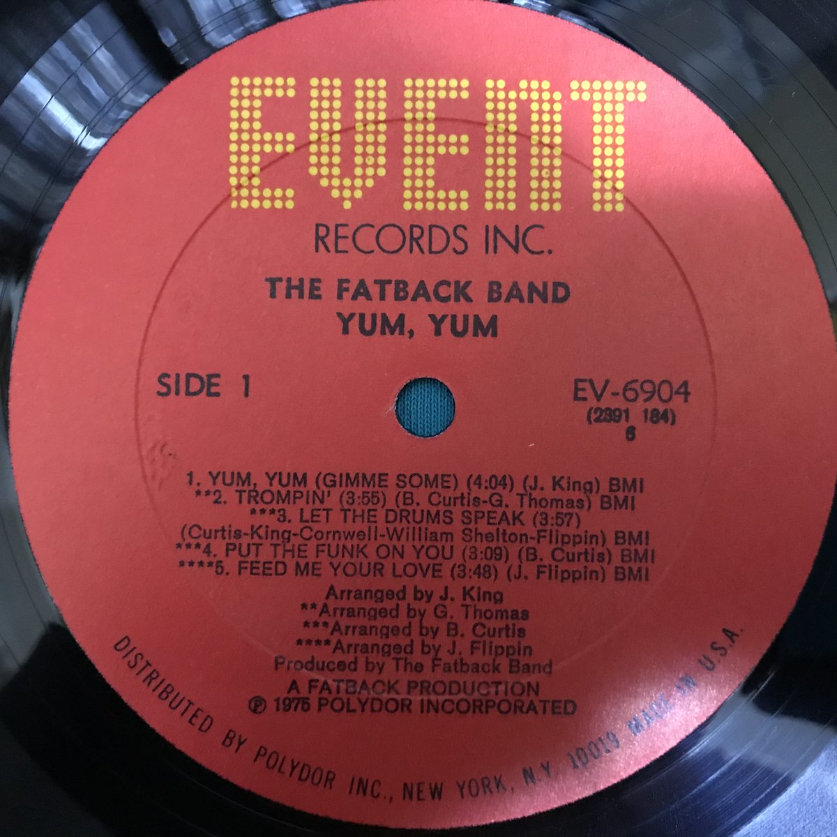 midorix_79's tweet image. 【今日の一枚】
The Fatback Band / Yum Yum（'75）

このグルーヴ感。針を落とせば、部屋が70年代の匂いになる。ちょっとクセになる1枚。

#今日の一枚 #FatbackBand #VinylLovers