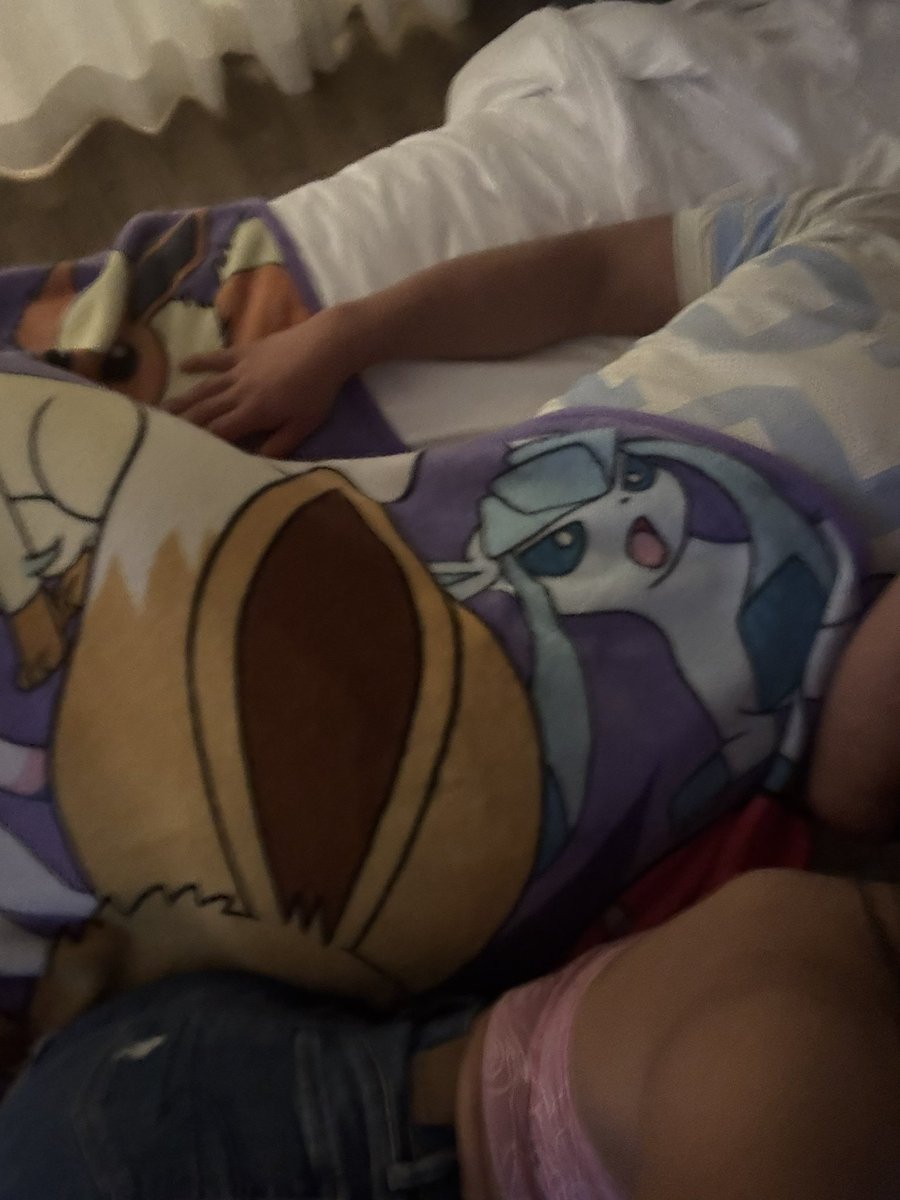 the pokémon blanket 😭  >>>