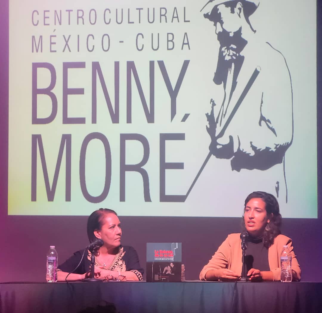 Diferente y muy agradable presentación del libro "La Habana día de un año" por su autora Patricia Ballote Álvarez; su carisma y arte  comunicativa lleno a todos de la historia contada de la Nueva Trova fruto de una interesante investigación. Ha sido genial.