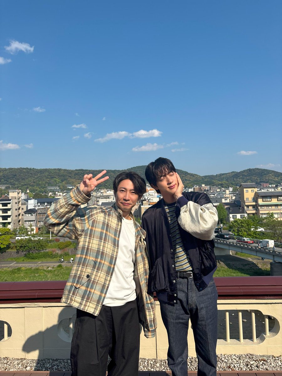 仲良さそうでいい写真。 ジンくん可愛いポーズいいね♡ パッと見ると