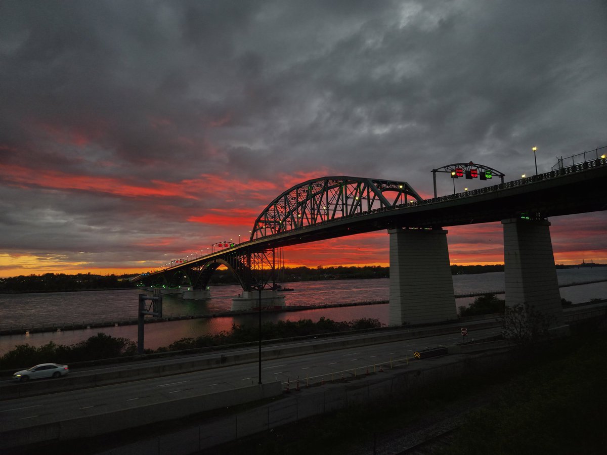 EdvardiJ's tweet photo. Today by the peace bridge while covering a story. I swear, journalism isn't the most "glamorous" job, but you sure get the privilege to see a lot of beautiful things. https://t.co/zBYgkvyk6r