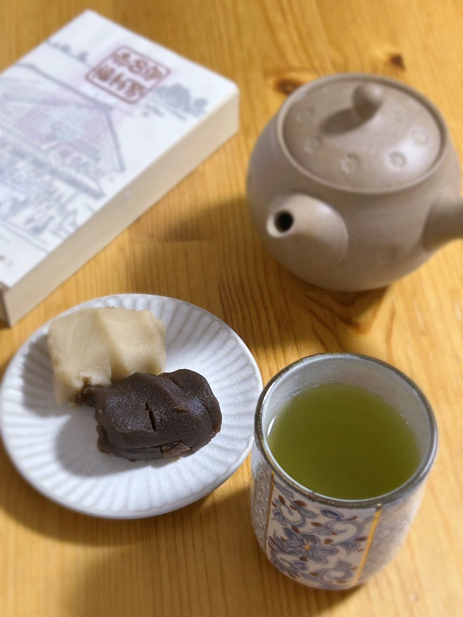 nekotapana's tweet image. 夫のお土産。伊勢名物赤福の、白餅黒餅。
赤福は食べたことあるけど、白餅黒餅は初めて食べました。白餅は白小豆の優しいお味。黒餅は黒砂糖の香ばしいお味。
お茶は八女茶特上白折🍵
#木漏れ日のお茶会
#茶好連