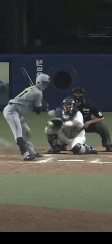 baseballmasao's tweet photo. バッターボックスのライン上で、ストライク判定はキツすぎるわ… https://t.co/UbmDRTB0MW