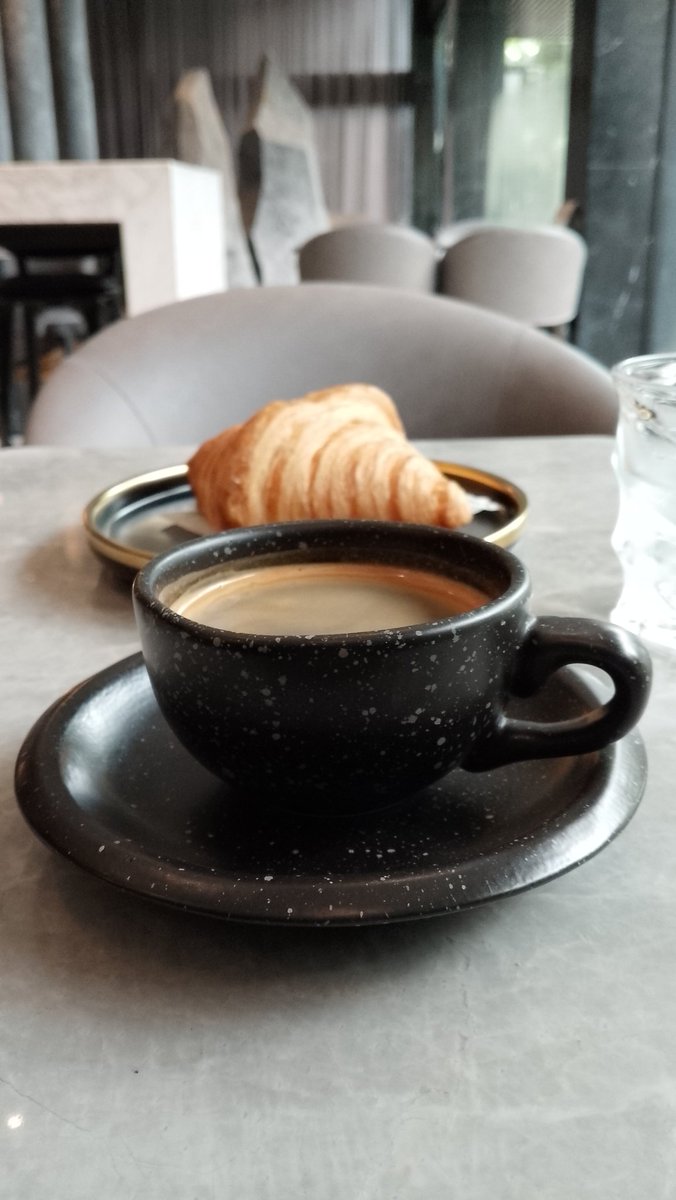 kaebaantuayen's tweet photo. ยามเช้าเมืองอมร
กาแฟขมร้อนปนเปรี้ยวหวาน
เวลาหยุดใจไหว
•
Morning in the city
hot black brew—bitter, sweet, sour
time stands still, heart stirs
•
{°~°}
#ไฮกุ #อิคิไก #เก๋ไฮกุ #Haiku #Ikikai #KayHaiKu https://t.co/d9xyraeSaX