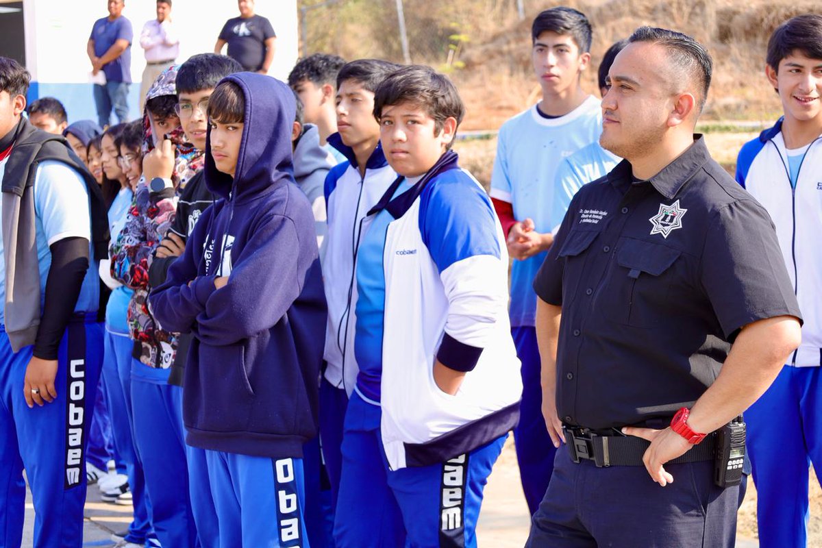 Lic_omar_hm's tweet image. La educación, la piedra angular de la sociedad libre, en paz y con bienestar, la consigna que tenemos es clara; llegar a cada institución y colonia de Uruapan, les puedo asegurar que lo vamos a lograr 👮🏻‍♂️👮🏻‍♀️✨️🏅. Feliz sábado. 

#ElPoderRegresaAlPueblo #CarlosManzo