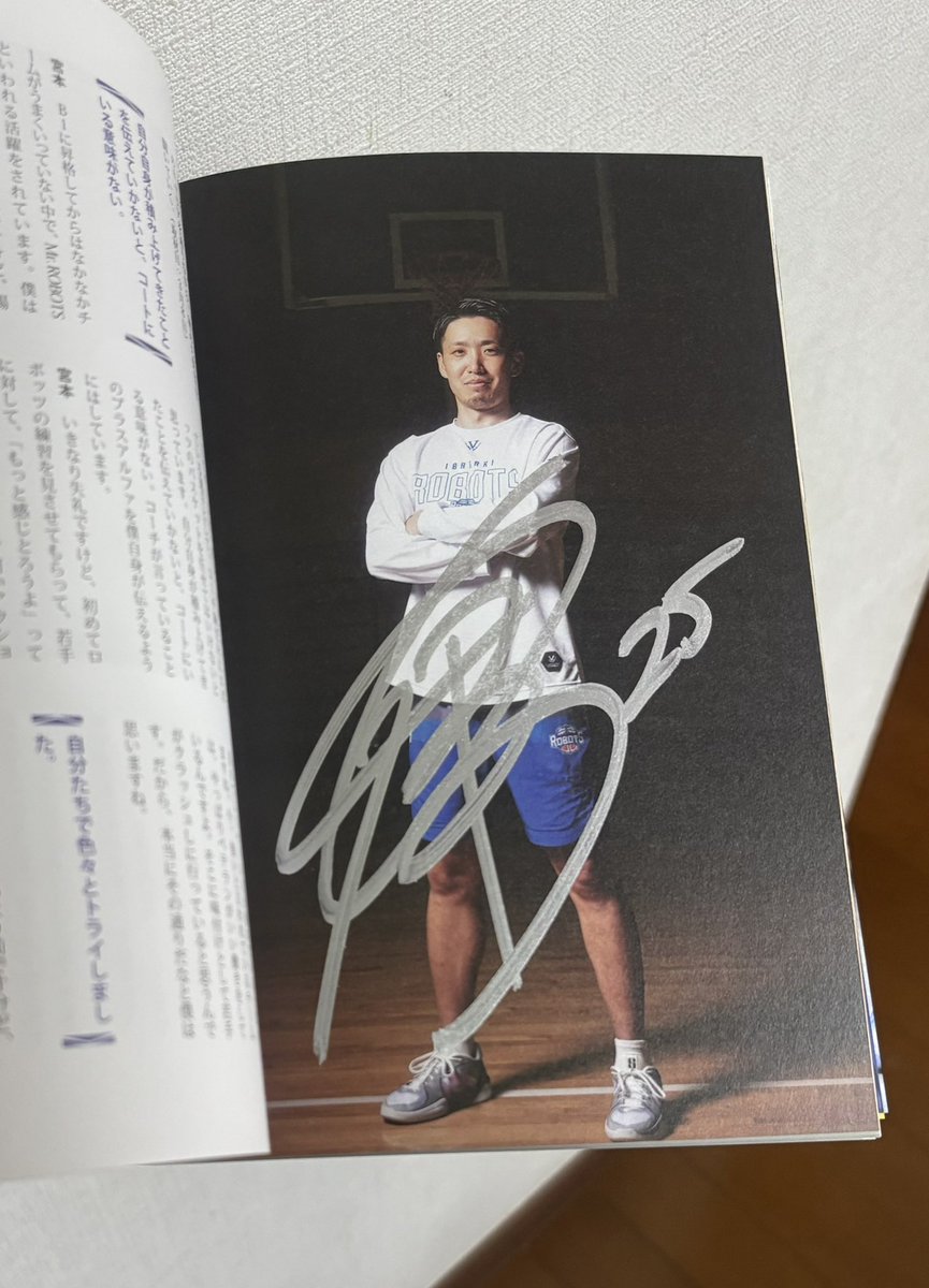 suzusil's tweet photo. ダブドリサイン会！
ラオさんありがとうございました
写真展もステキな写真たくさん👍
#茨城ロボッツ  #平尾充庸 https://t.co/LYctVRmPYS