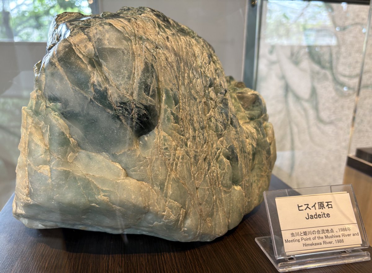 本日も10時より開館しております。 本日の翡翠は、1986年に虫川と姫川