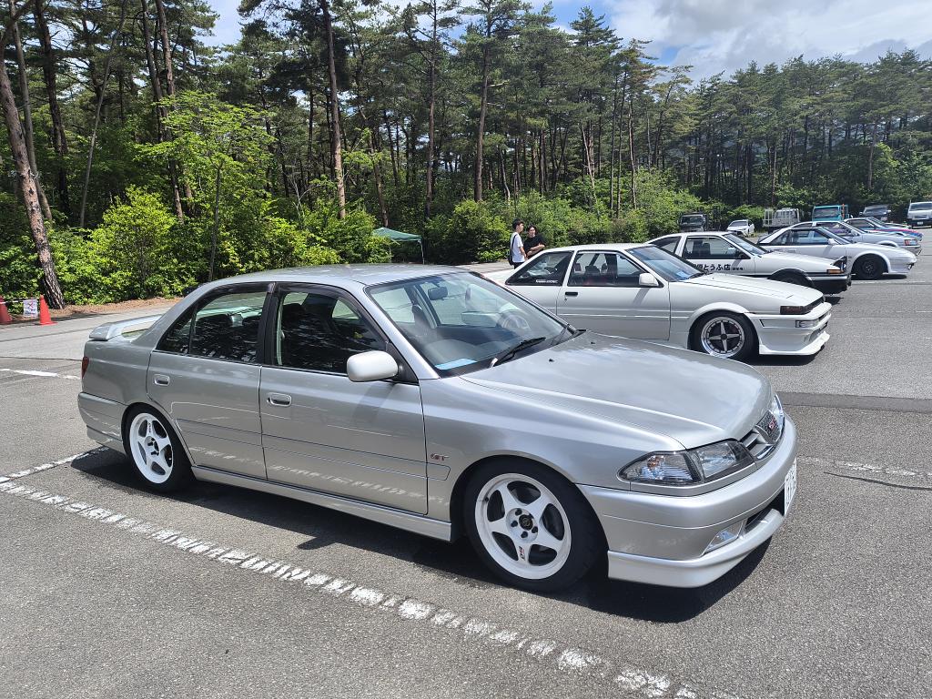 kurinokotoko's tweet photo. AT210カリーナ
見逃してなければ展示車3台も！発見。
１台も居ないと懸念してせめて駐車場へと来てみましたが杞憂でした。
オーナー様とエンカウント出来れば良いのですが…。
#4agフェスティバル
＃カリーナ
＃AT210 https://t.co/XxaqH4QaAK
