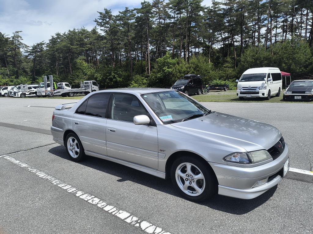 kurinokotoko's tweet photo. AT210カリーナ
見逃してなければ展示車3台も！発見。
１台も居ないと懸念してせめて駐車場へと来てみましたが杞憂でした。
オーナー様とエンカウント出来れば良いのですが…。
#4agフェスティバル
＃カリーナ
＃AT210 https://t.co/XxaqH4QaAK