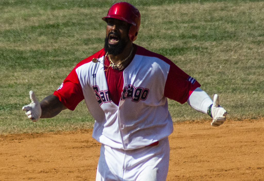 Eduardo García despertó y las #AvispasSantiagoCuba dejaron  tendidos en la grama del “Guillermón Moncada” a los #LeñadoresLasTunas 7 carreras por 6 y pusieron la semifinal dos partidos por uno,  todavía a favor de los verdirrojos. periodico26.cu/index.php/es/d…