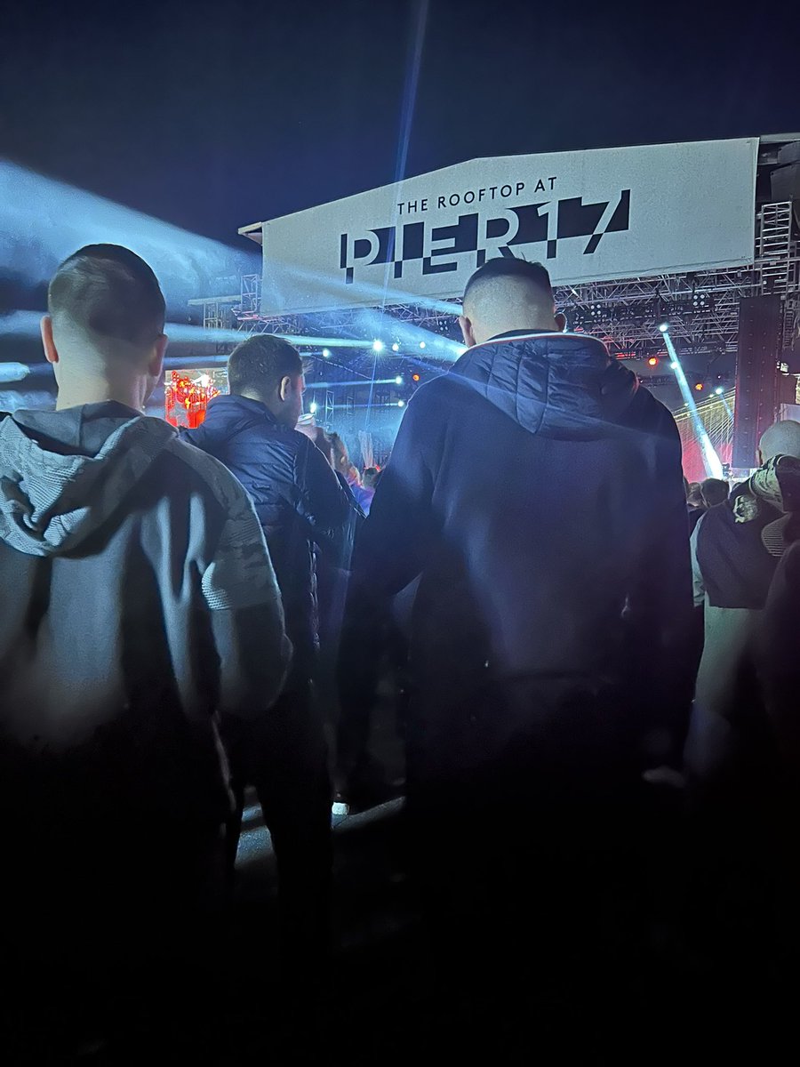 EmmieScan's tweet photo. What’s it like being short at a show you may ask https://t.co/NsqZA7tivk