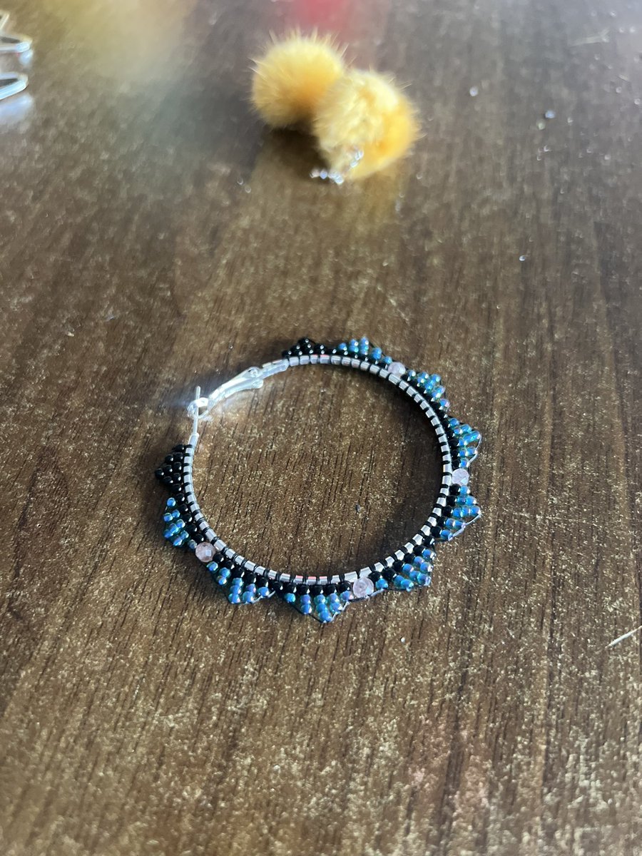 beadingbabex's tweet image. Update on a pair of hoops I’be been working on today 🤍 #NativeMade #Beadwork #BeadedEarrings