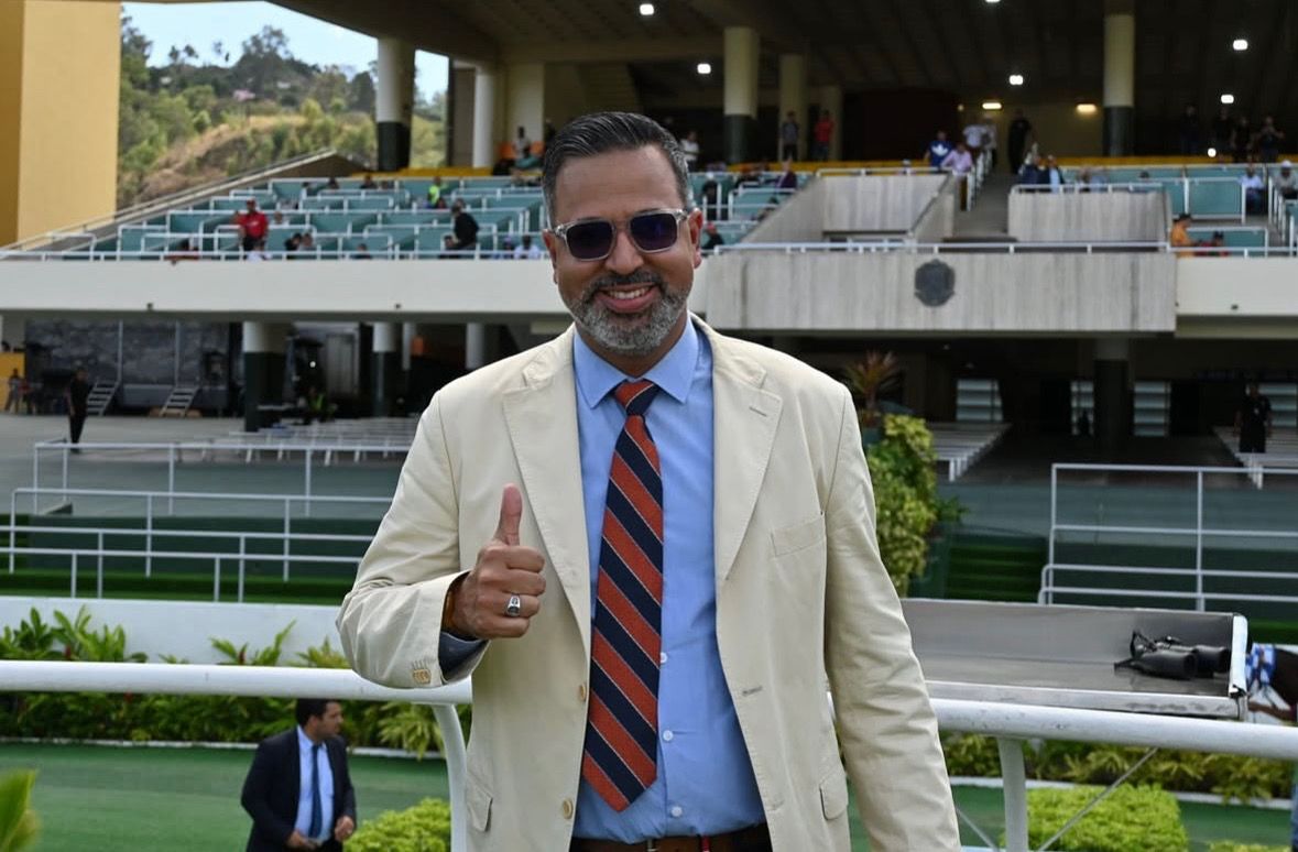 🏇🏻🔥¡Cumpleaños feliz para el entrenador! 🏇🏻🔥

Qué mejor manera de celebrar un año más de vida para el entrenador Eliecer Gómez, que con el triunfo de Cimarron, esta tarde 24 de mayo. 

Muchas bendiciones para el trainer 🎈🎊🎉

#Hipismo #Meridiano #GacetaHipica