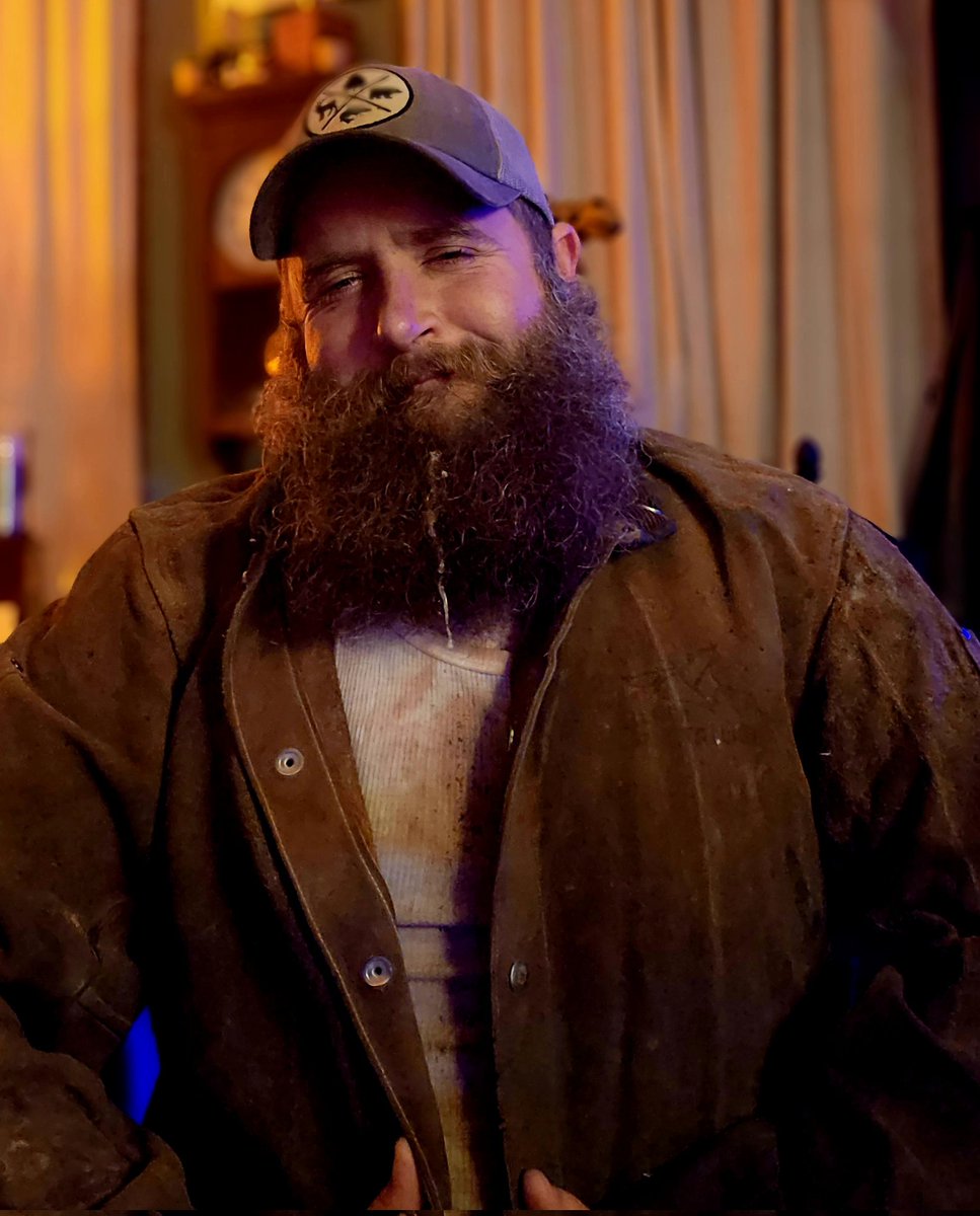 HairyYungGuy's tweet photo. After a few drinks and a good dip, i found my old welding jacket. Feels good to put back on https://t.co/J8NKl6MESZ