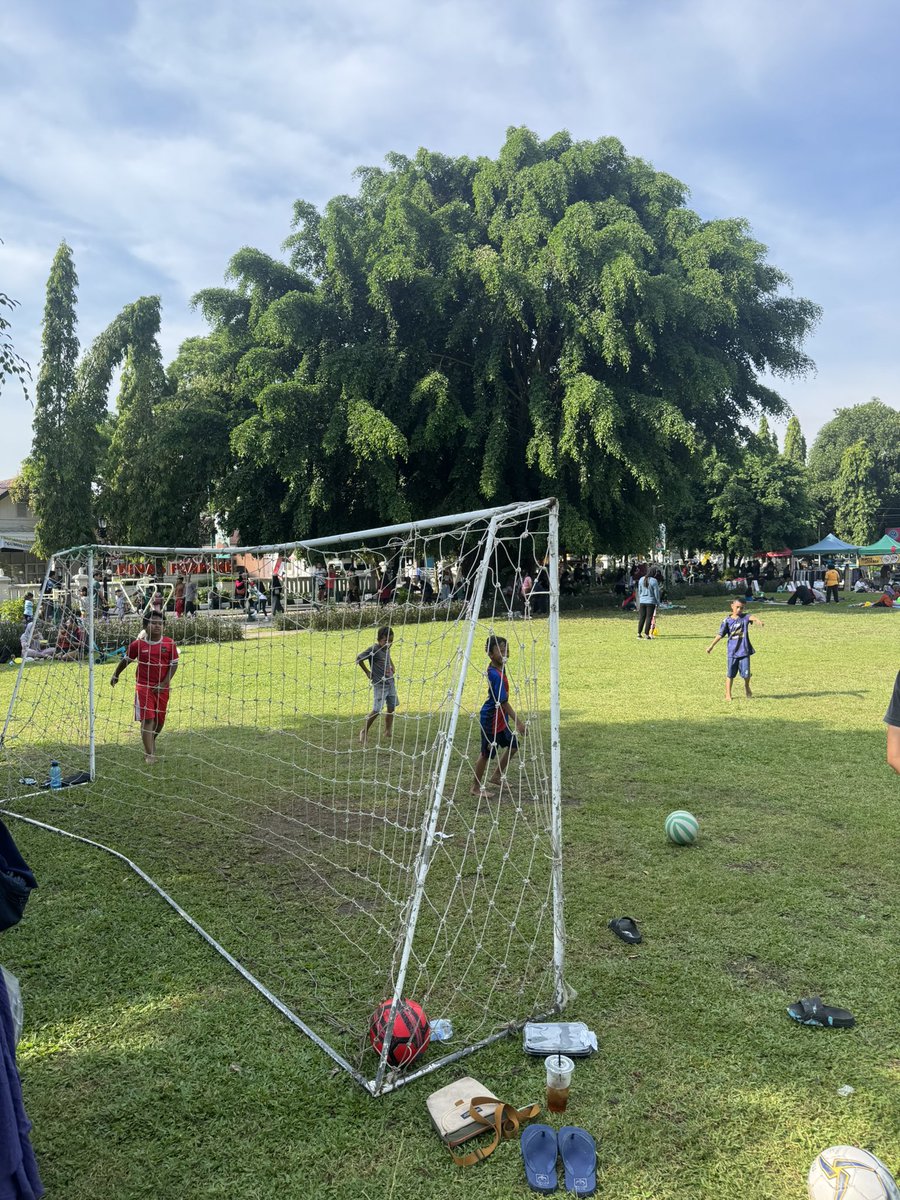 Anak-anak ini meneriakkan nama Ricky Kambuaya dan berulangkali “trivela” sembar mempraktekkannya 🙌🏻