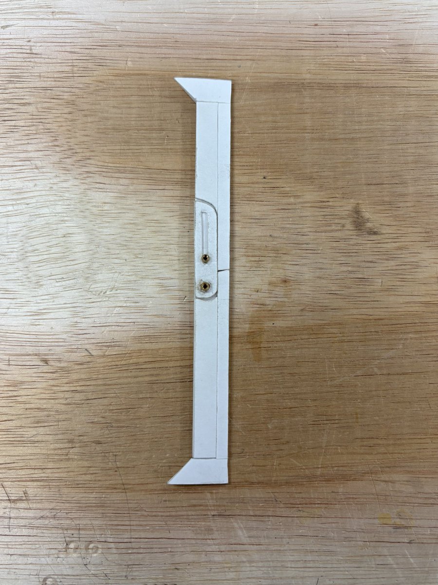 UTOPIA_5972's tweet photo. マーカスが持ってる箱、ライティングボックスとかライティングスロープといって、180°開くとちょうどいい傾斜になって手紙とか書けるよって道具なんですが、彼女のものは尖った装飾のせいで180°開けません。なので2軸のスライド式で干渉しない仕組みを考えてみたり...
#リバース1999 
#Reverse1999 https://t.co/5WQqAxJ0mg